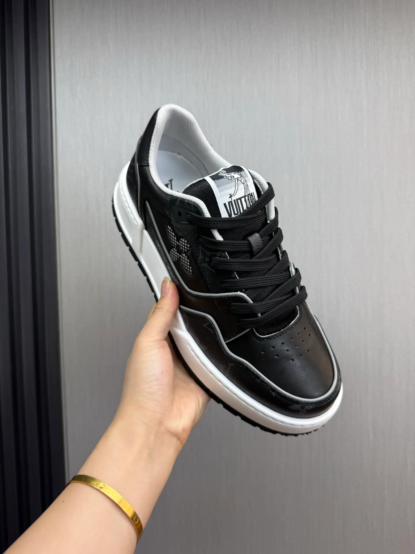 Men's shoes 💰860💰 LV. High version counters are on sale at the same time ⬆️ Men's new sneakers 🔥 The uppers are imported cowhide; "High-end, high-end, classy, ​​noble" workmanship is exquisite (original cowhide is used inside), soles: Original outsole specially provided by the original factory, taken in real life 🎬. Yardage: 38-44. (38.45 can be customized)
